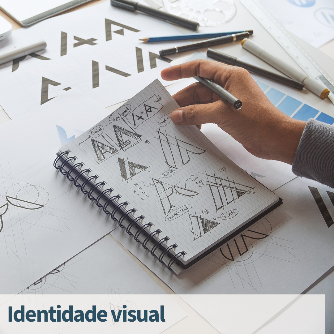 Designer gráfico desenhando esboços criativos de design de logotipo. Marca registrada da marca. Espaço de trabalho.