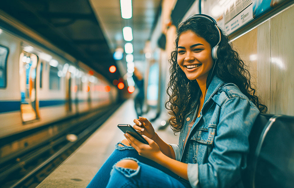 Mulher no metrô com um smartphone