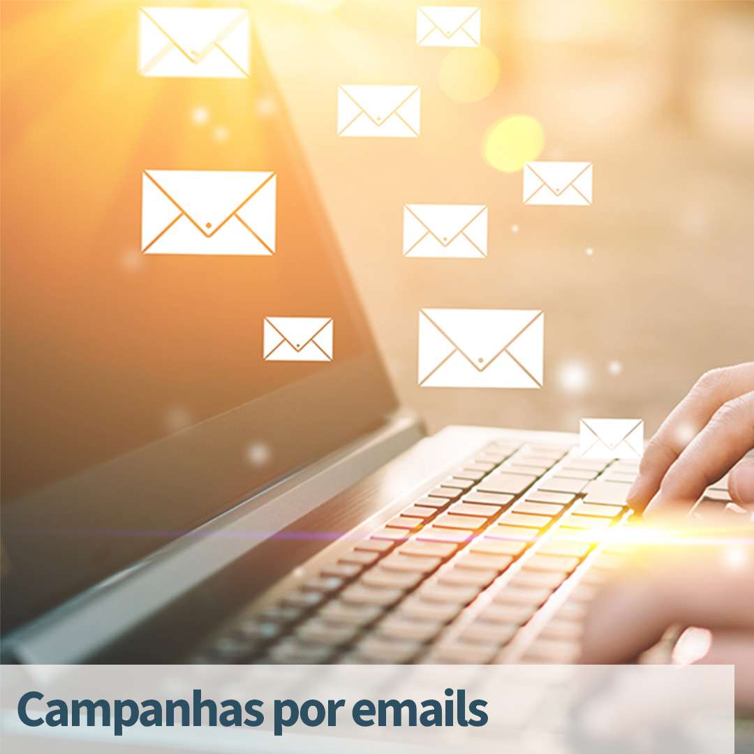 Homen executando uma campanha por emails