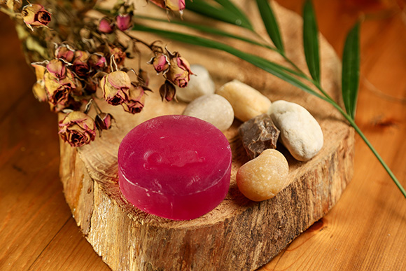 Foto mostrando como a Quel Chic Agência traduziu a filosofia da Olga Biocosméticos em uma experiência de design marketing digital que celebra a conexão pura e consciente com a natureza.